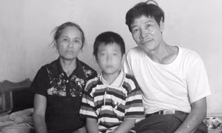 Em Lê Trung A. (giữa) mồ côi cả bố lẫn mẹ, phải sống cùng ông bà nội.