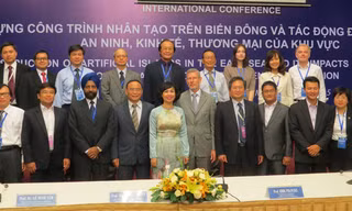 Các học giả tham gia hội thảo.