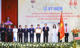 Chủ tịch nước Trần Đại Quang trao tặng Huân trương Hồ Chí Minh cho ĐH Khoa học tự nhiên - ĐH Quốc gia Hà Nội. Ảnh: TTXVN.