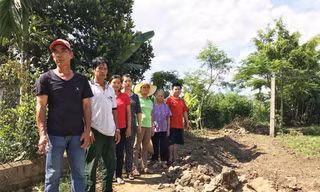 Đường đi chung của các hộ dân bị cấp sổ đỏ cho một hộ dân khiến giao thông bị ngăn cản.