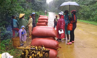 Bà con bán cà phê ngay trên đường.