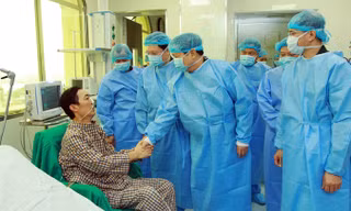 Đại tướng Ngô Xuân Lịch trò chuyện với ông Trần Ngọc Hanh - người vừa được ghép phổi thành công. Ảnh: CTV.
