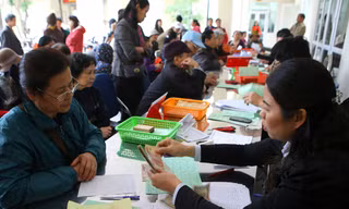 Tăng tuổi hưu có thể đẩy sức ép chi trả lương từ Quỹ Bảo hiểm Xã hội sang quỹ lương của ngân sách nhà nước. Ảnh: Như Ý.