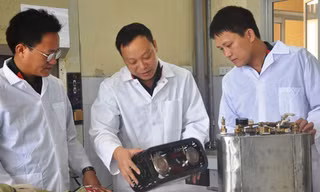 Đại úy Nguyễn Phi Hùng (ngoài cùng bên phải) trao đổi với lãnh đạo đơn vị về nguyên lý hoạt động của thiết bị chống khủng bố H-03.