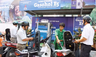 Theo các chuyên gia, giá xăng E5 thời gian tới phải rẻ hơn từ 1.000 đồng - 1.500 đồng/lít so với xăng A95 mới thu hút được người dùng​. Ảnh: Như Ý.