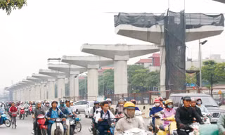 Đường sắt trên cao liên tục đội vốn. Ảnh: MĐ.