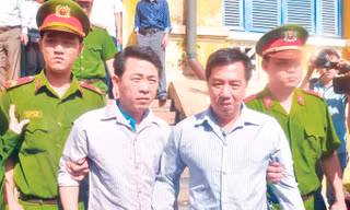 Hai bị cáo Nguyễn Minh Hùng và Võ Mạnh Cường (phải). Ảnh: Văn Minh.