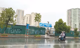 Đất xây dựng trường học tại khu đô thị Nam Trung Yên dùng để làm sân bóng cho thuê, bãi trông xe. Ảnh: Tuấn Minh. 