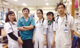 TS Hải (thứ 2 từ trái sang) và các bác sĩ nội trú A9 BV Bạch Mai.