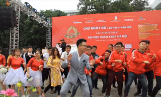 Minh Quân Idol hát và nhảy cùng các bạn sinh viên tham gia Chủ Nhật Đỏ 2018 tại ĐH Bách khoa Hà Nội. Ảnh: Nguyễn Mạnh Hà.