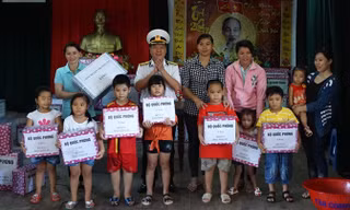 Đại tá Bùi Đình Dương trao quà của Bộ Quốc phòng tặng các hộ dân xã đảo Song Tử Tây.