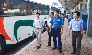 Đoàn kiểm tra, giám sát tỉnh Thái Bình đang kiểm tra, giám sát việc thực hiện luật và xây dựng môi trường không khói thuốc tại bến xe khách.