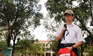 Phan Đăng Nhật Minh đi học về. Ảnh: Hữu Thành.