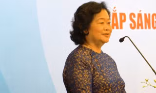 Nguyên Phó Chủ tịch nước Trương Mỹ Hoa, Chủ nhiệm Câu lạc bộ Vì Hoàng Sa - Trường Sa thân yêu, phát biểu tại chương trình giao lưu.