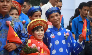 Anh Tính sánh đôi cùng chị Chọn trong lễ cưới tập thể ngày Quốc khánh 2/9. Ảnh: Ngô Tùng.