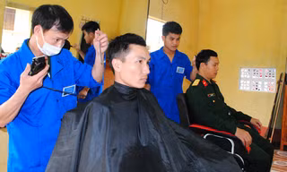 Phòng cắt tóc thanh niên của Lữ đoàn 215, Binh chủng Tăng-Thiết giáp. Ảnh: Duy Ngợi.