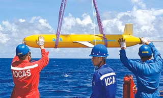 Một tàu lặn Trung Quốc đang được thả xuống biển để thu thập dữ liệu về tàu ngầm. Ảnh: SMCP.
