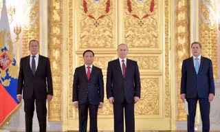 Ðại sứ Ngô Ðức Mạnh (thứ 2 trái sang) chụp ảnh lưu niệm với Tổng thống Nga Vladimir Putin sau khi trình quốc thư. (Ảnh do nhân vật cung cấp).