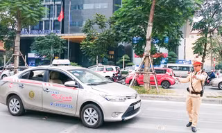 CSGT và thanh tra giao thông vẫn muốn tài xế phải mang giấy tờ gốc.