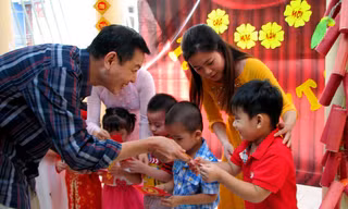 Cô chú mừng tuổi cho con cháu ngày Tết đầu năm. Ảnh: Anh Tuấn.