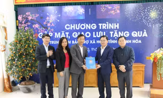 Anh Nguyễn Anh Tuấn, Bí thư Thường trực T.Ư Đoàn, nhà báo Lê Xuân Sơn cùng đoàn công tác tặng quà tại Thanh Hóa. Ảnh: Hoàng Lam.