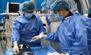 Các bác sĩ chuẩn bị cho ca can thiệp tim mạch.