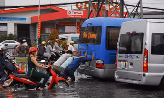 Đẩy xe ô tô qua đoạn đường ngập kiếm tiền triệu.