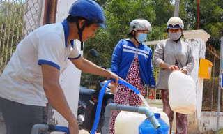 Người dân huyện Củ Chi mua nước sạch tại điểm lấy nước tập trung.