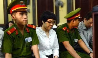 Huỳnh Thị Huyền Như (áo trắng) tại tòa. Ảnh: Zing