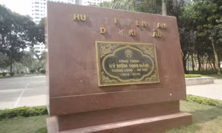 Nhếch nhác tấm biển kỷ niệm