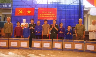 Đại tá Hoàng Việt - Phó cục trưởng Cục hậu cần Quân khu và Đại tá Nguyễn văn Tự - Phó giám đốc Bệnh viện Quân y 91 thay mặt cán bộ, chiến sĩ bệnh viện tặng quà cho các gia đình chính sách.