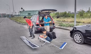 Nhóm sinh viên của Viện Cơ khí Động lực đang đo đạc thông số của máy bay không người lái sử dụng năng lượng mặt trời.