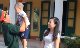 Khoảnh khắc hạnh phúc của thượng úy Nguyễn Công Vũ khi đón vợ con ra thăm tại đơn vị.