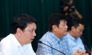 Tổng thư ký VFF Lê Hoài Anh trả lời báo chí sau cuộc làm việc của VFF, Hội đồng HLV quốc gia và HLV Hữu Thắng. Ảnh: VSI.