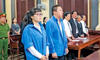 Hai bị cáo Huỳnh Thị Huyền Như và Võ Anh Tuấn tại tòa. Ảnh: Tân Châu.