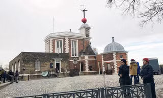 Quả cầu thời gian màu đỏ trên nóc toà nhà chính của Ðài Thiên văn Hoàng gia Greenwich.