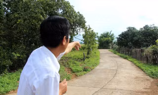 Ðường bê tông thôn 1 làm đến tận nhà ông Hạnh ở cuối con đường này.