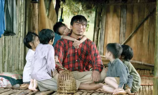 Cảnh trong phim “Cha cõng con”.