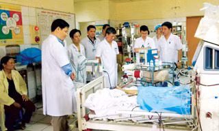 Các bác sĩ Bệnh viện Bạch Mai theo dõi tình trạng sức khỏe bệnh nhân vụ tai biến y khoa tại Hòa Bình. Ảnh: PV.