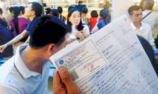 Bộ Tài chính đề nghị xem tăng tuổi hưu, tăng mức đóng bảo hiểm y tế. Ảnh: Như Ý.