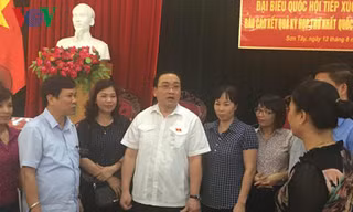 Bí thư Thành ủy Hoàng Trung Hải trò chuyện cùng các đại biểu. Ảnh: VOV