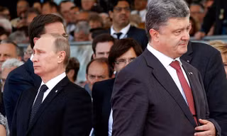 Tổng thống Nga Putin (trái) và tổng thống Ukraine Poroshenko.