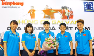 Những cô gái vàng bóng đá nữ tại buổi giao lưu trực tuyến sáng ngày 31/8. Ảnh: Như Ý.