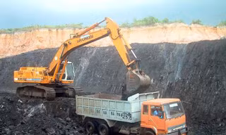 Trên công trường khai thác mỏ sắt Thạch Khê, Hà Tĩnh. Ảnh: PV.