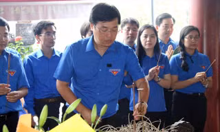 Anh Lê Quốc Phong, Ủy viên dự khuyết BCH Trung ương Ðảng, Bí thư thứ nhất T.Ư Ðoàn dâng hương tưởng nhớ 13 liệt sỹ TNXP Truông Bồn.