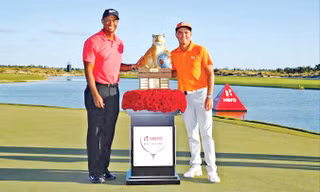 Hai ngôi sao Tiger Woods (bên trái) và Rickie Fowler tại Hero World Challenge. Ảnh: GETTY IMAGES.