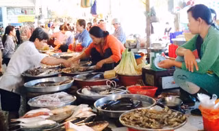 Sau khi ra khỏi chợ đầu mối nông sản Bình Điền - nhiều loại thủy sản này được tiểu thương đẩy giá chục lần khi bán ở chợ lẻ. Ảnh: L.N.