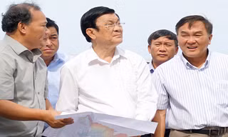 Chủ tịch Trương Tấn Sang thăm hồ chứa nước Cam Ranh, nghe báo cáo về công tác chống hạn tại Khánh Hòa.