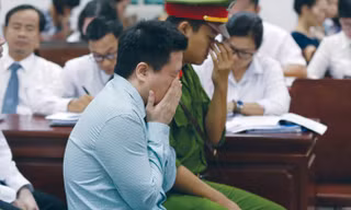 Hà Văn Thắm bật khóc tại tòa.
