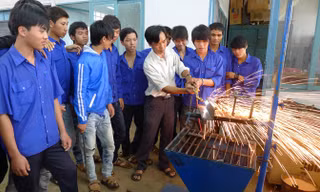 Liên thông ngược đang khiến xã hội tốn kém tiền bạc, thời gian. Ảnh: Phạm Thanh.